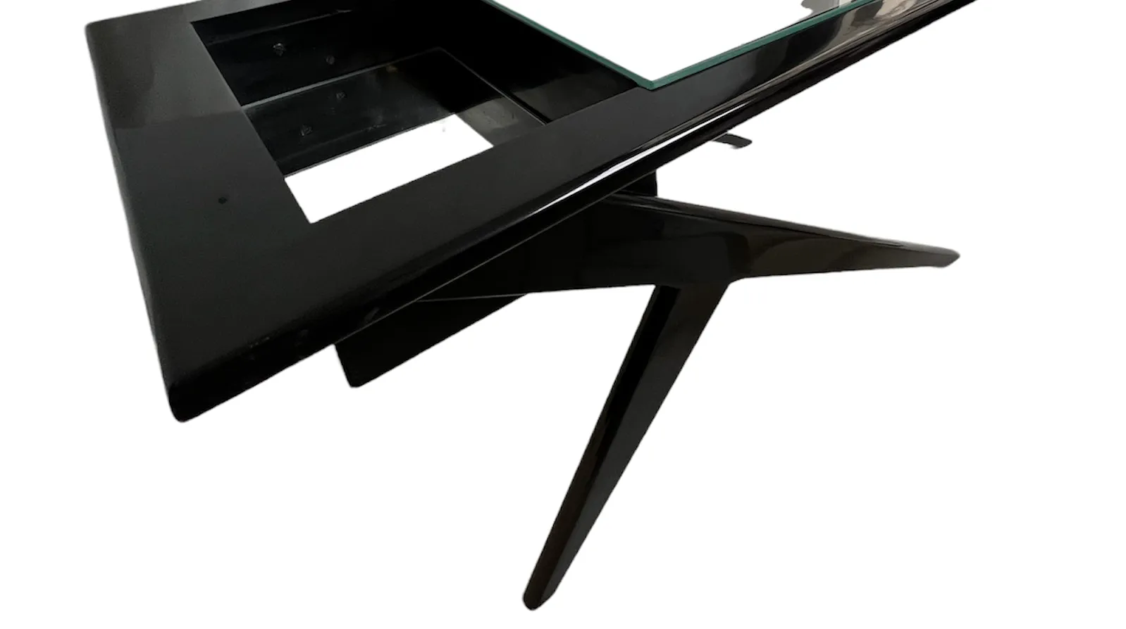 Table basse avec base noire, parfaite pour les salons.