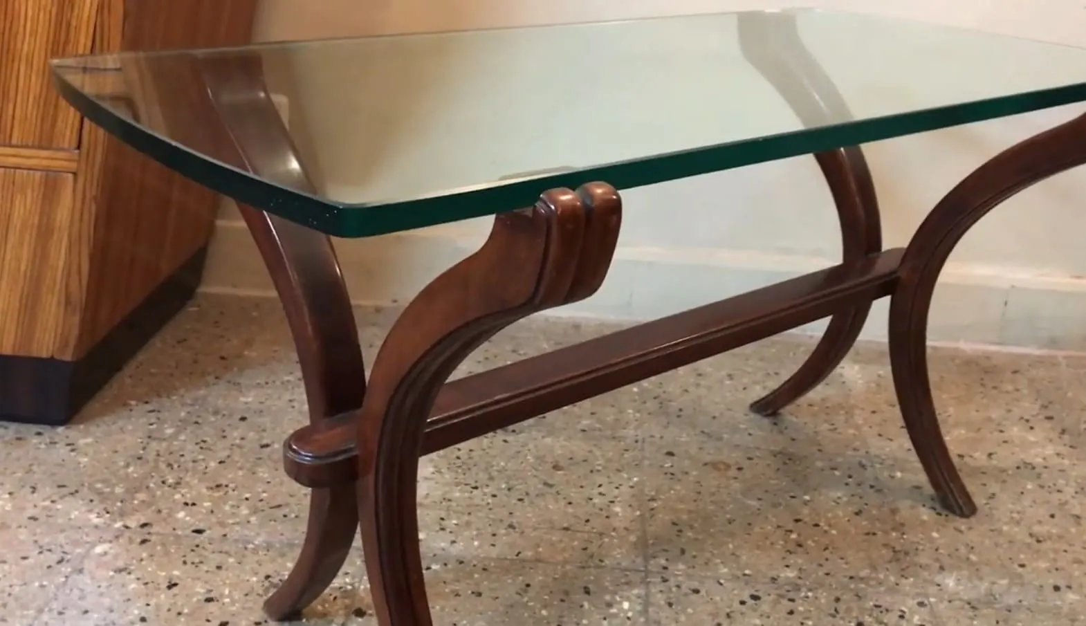 Mesa ratona antigua con patas elegantes en ambiente clásico