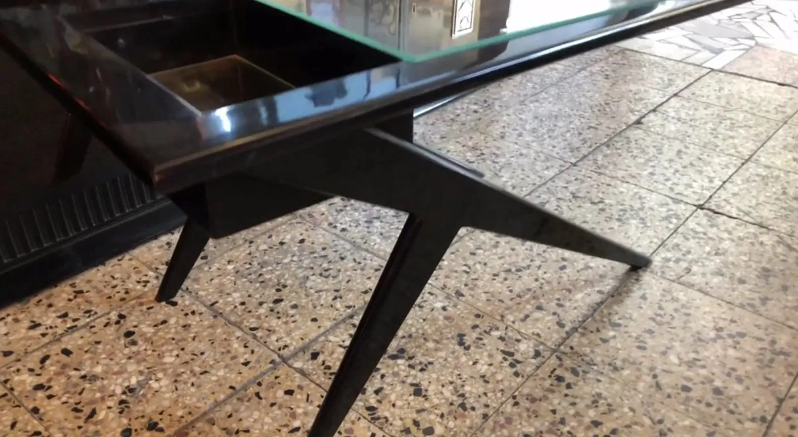 Mesa ratona antigua de diseño elegante en ambiente acogedor