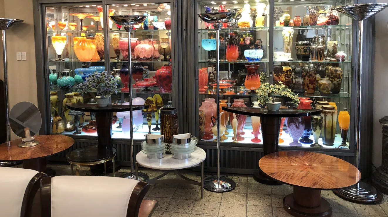 mesa de centro antiga em estilo art deco com decoração floral