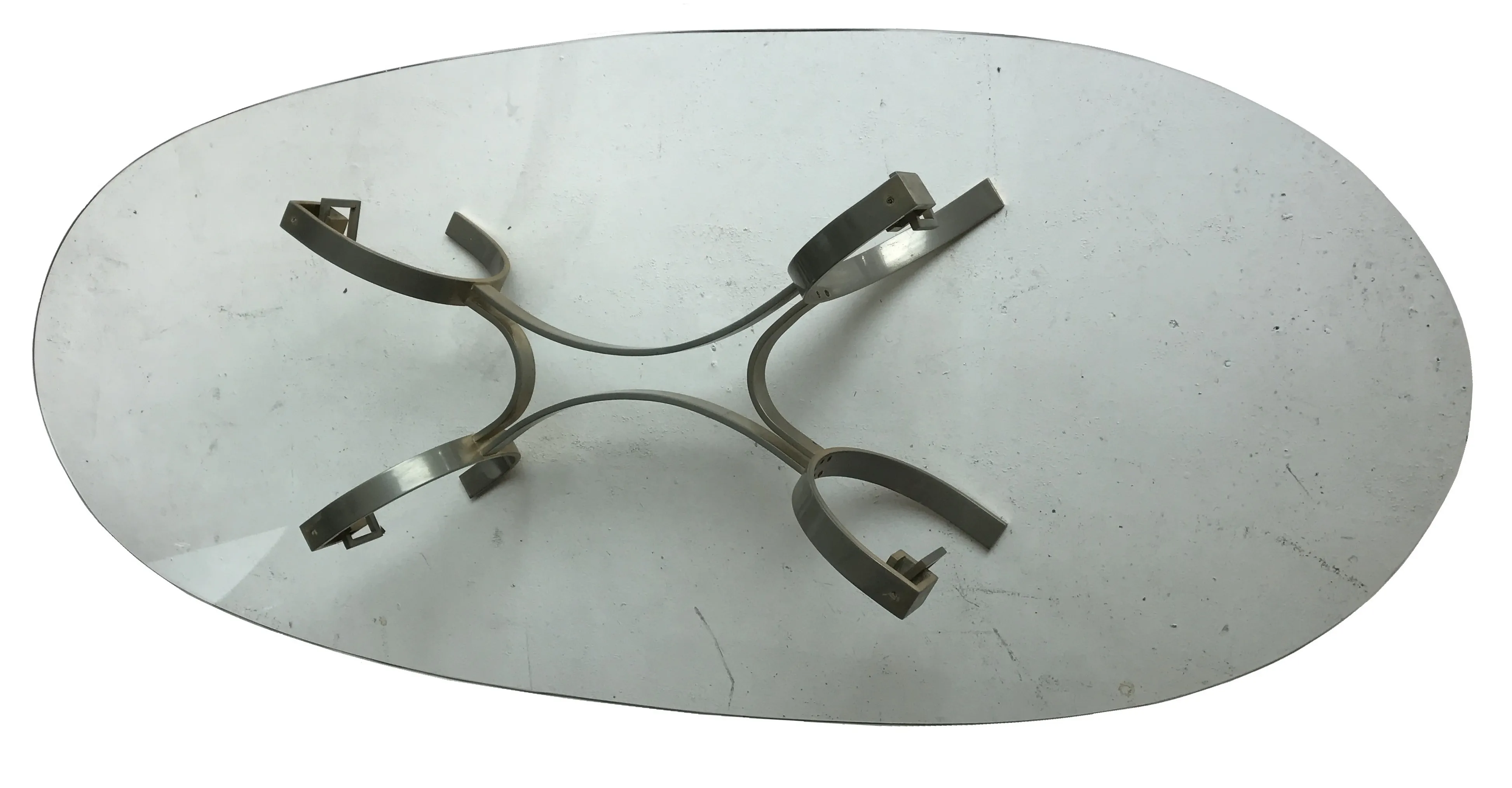 mesa ratona antigua ovalada con base de metal en un ambiente neutro