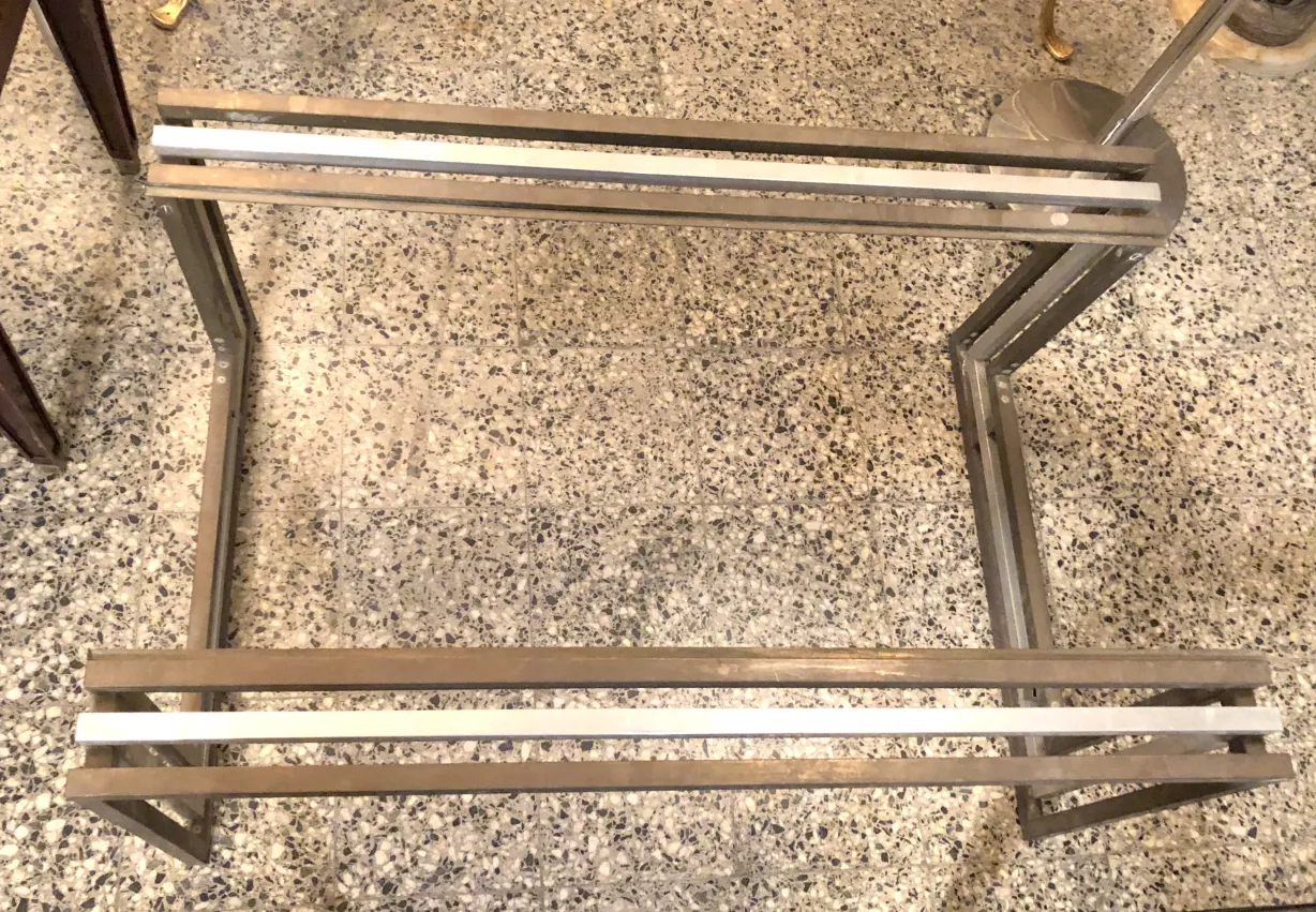 antiker couchtisch art déco mit einzigartigem design auf steinboden