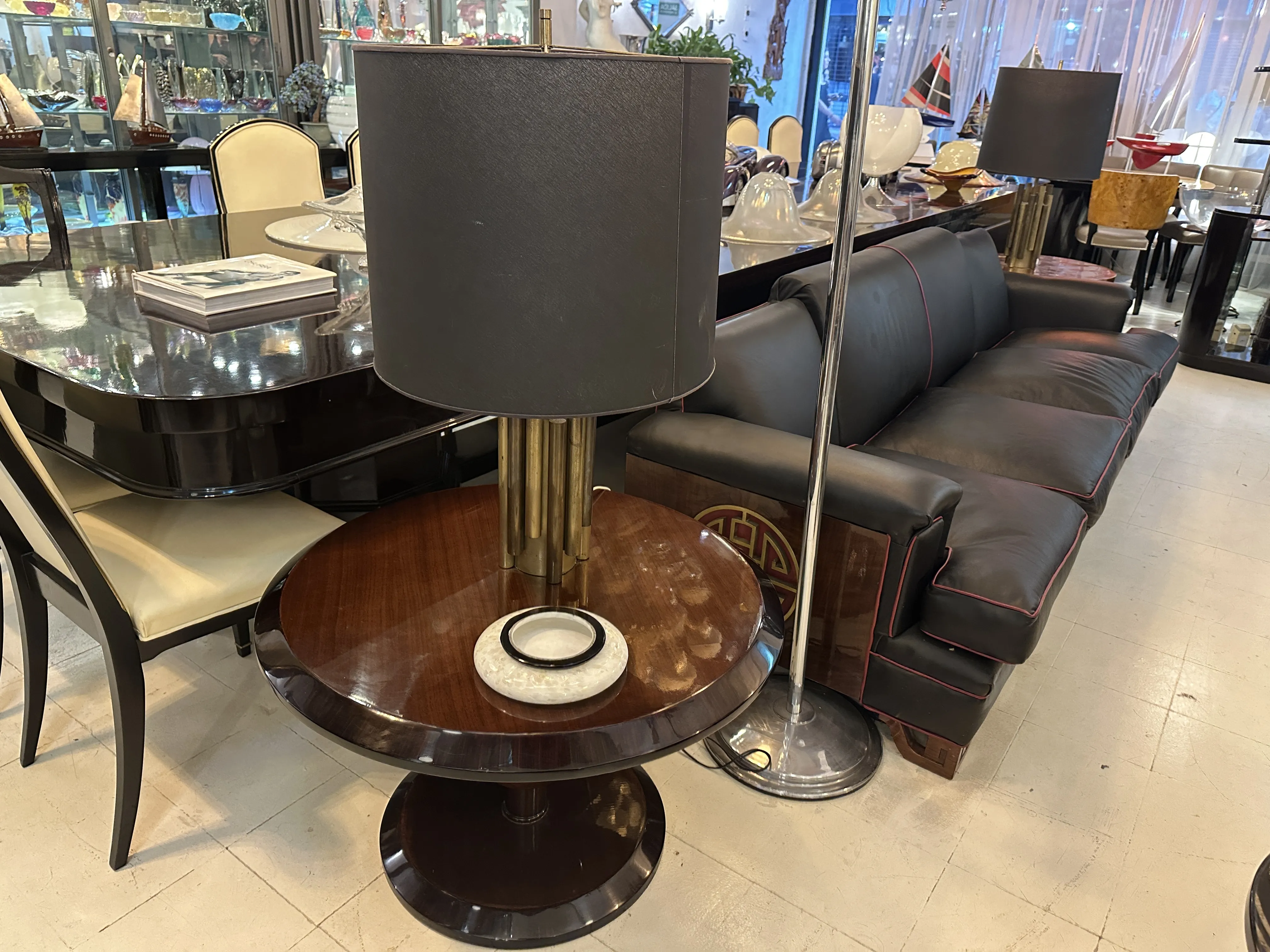 table basse antique au design élégant avec lampe