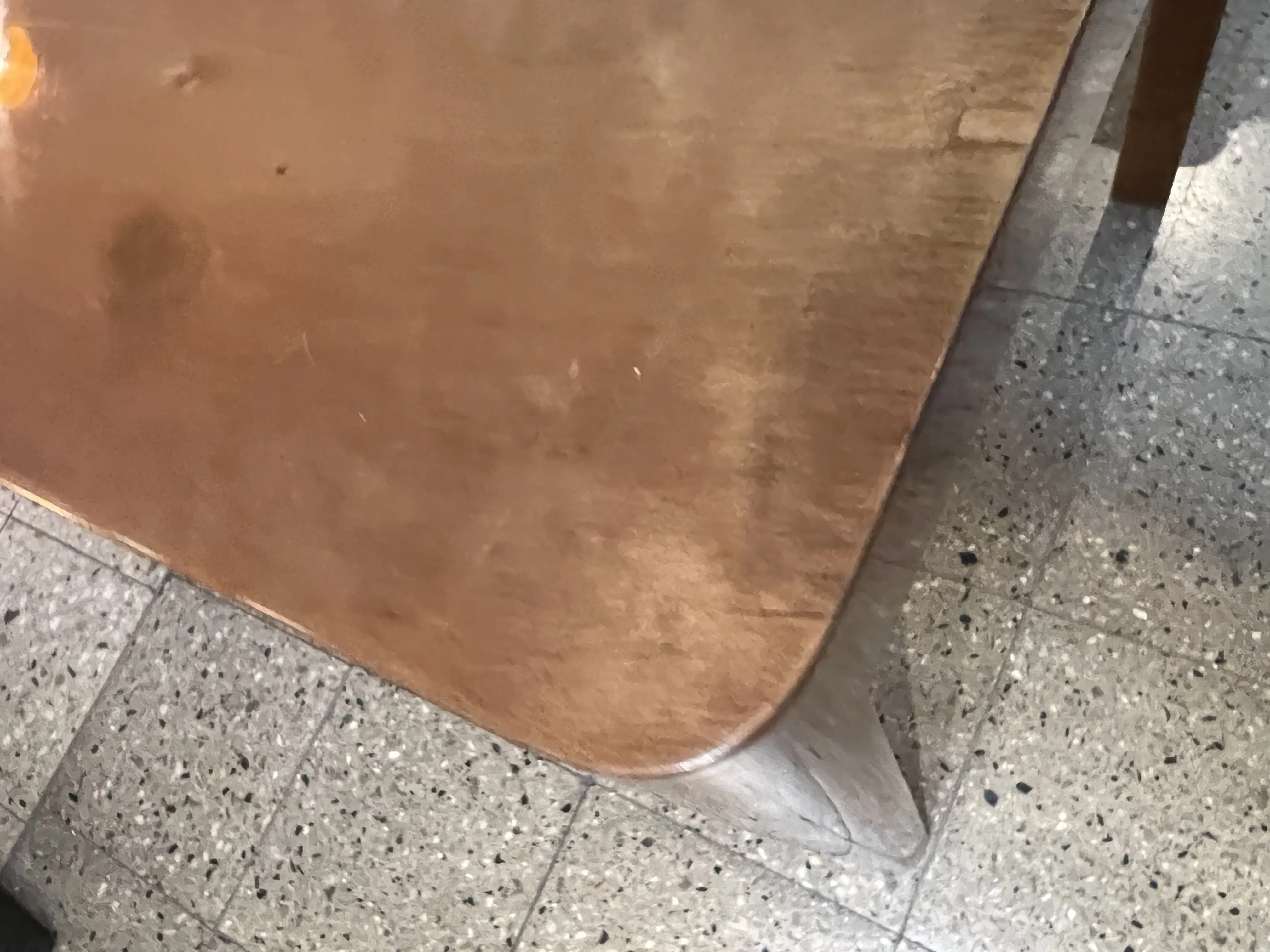 Mesa ratona antigua con superficie suave y bordes redondeados