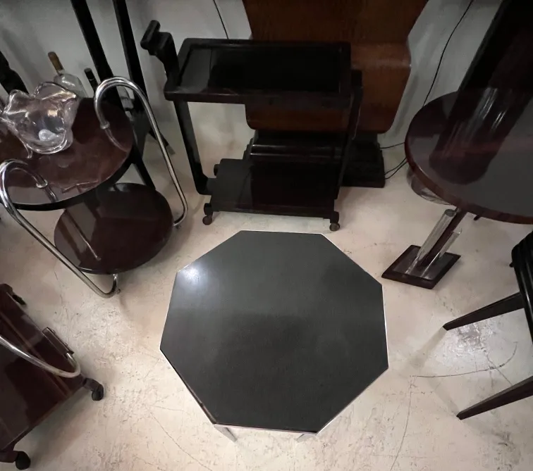 mesa ratona octagonal antigua en un ambiente elegante con otros muebles