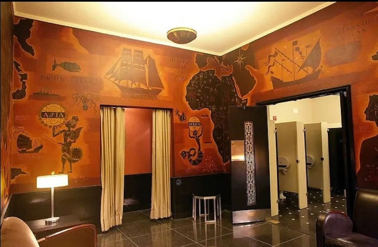 mesa de centro antiga de Donald Deskey em ambiente decorativo