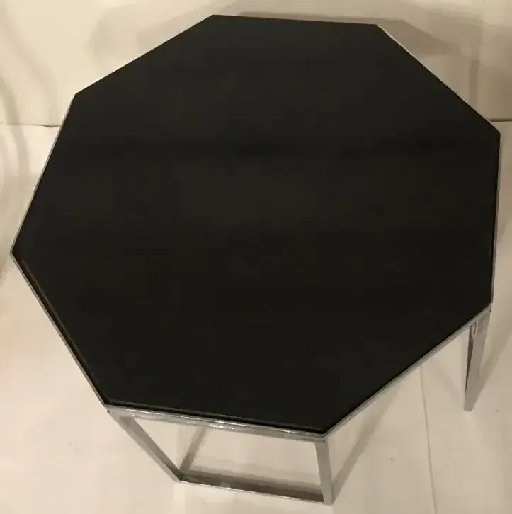 Mesa ratona octogonal con patas modernas en ambiente acogedor.