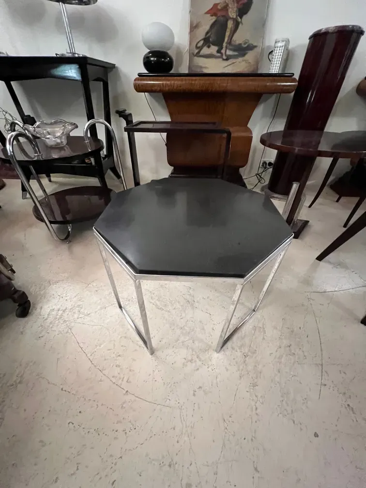 table basse ancienne avec un design épuré, entourée d'autres meubles