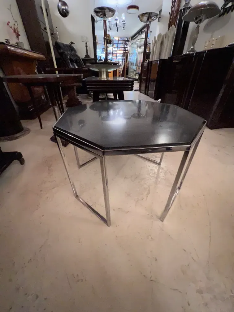 Mesa de centro antiga com design moderno; ambiente repleto de antiguidades.