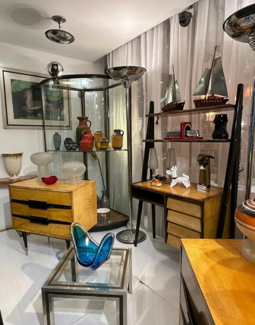 mesa de centro antiga giacomo sinopoli em ambiente decorado