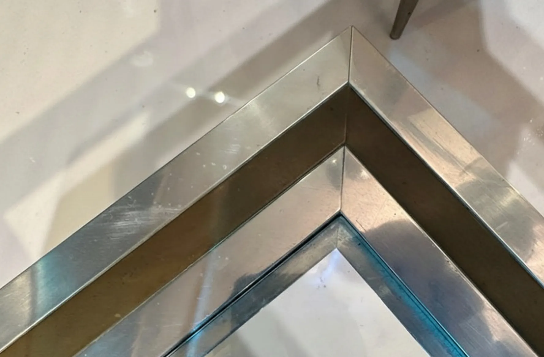 Mesa ratona antigua con diseño moderno y elegante, Giacomo Sinopoli.