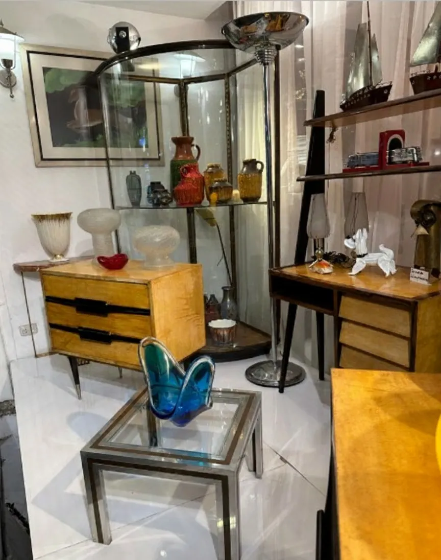 Table basse carrée ancienne avec décoration basique, environnement élégant et moderne.