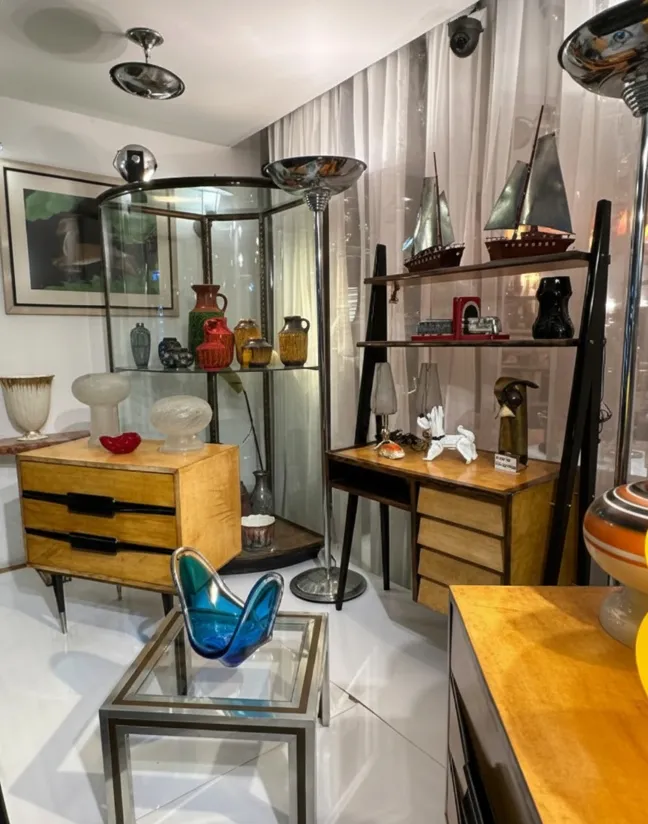 Mesa ratona antigua decorativa, entorno moderno, objetos destacados