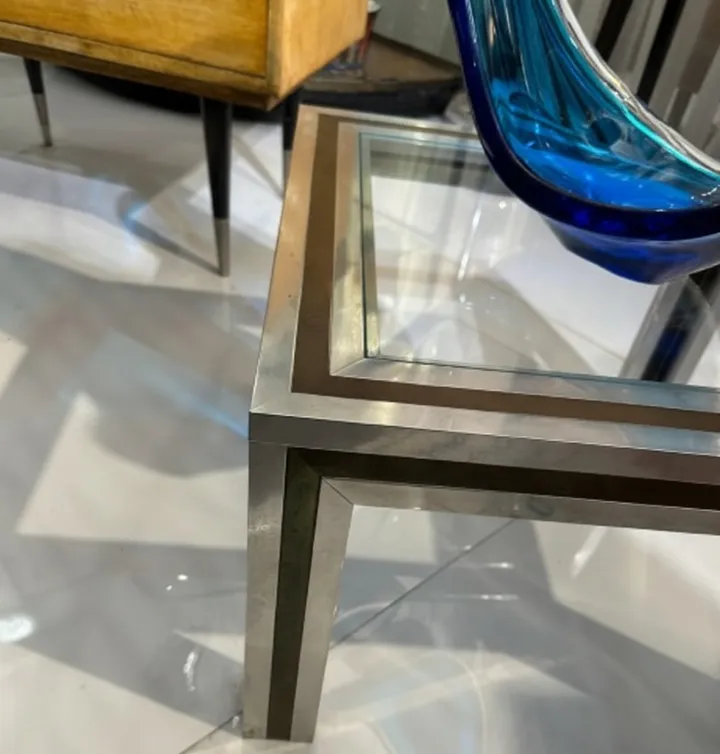 mesa de centro antiga com design elegante em um ambiente aconchegante