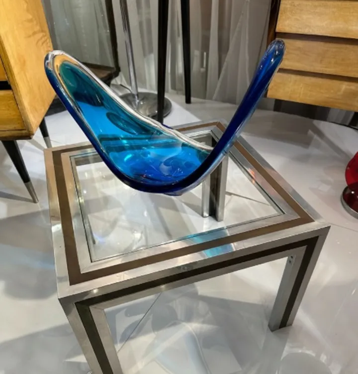 table basse antique avec verre bleu sur une surface élégante