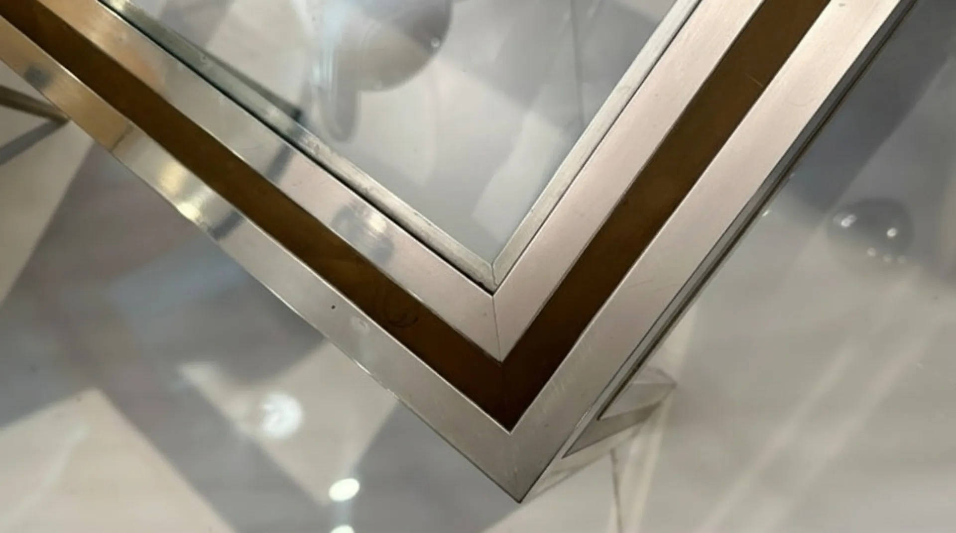 mesa ratona antigua con diseño elegante y detalles decorativos, ambiente acogedor