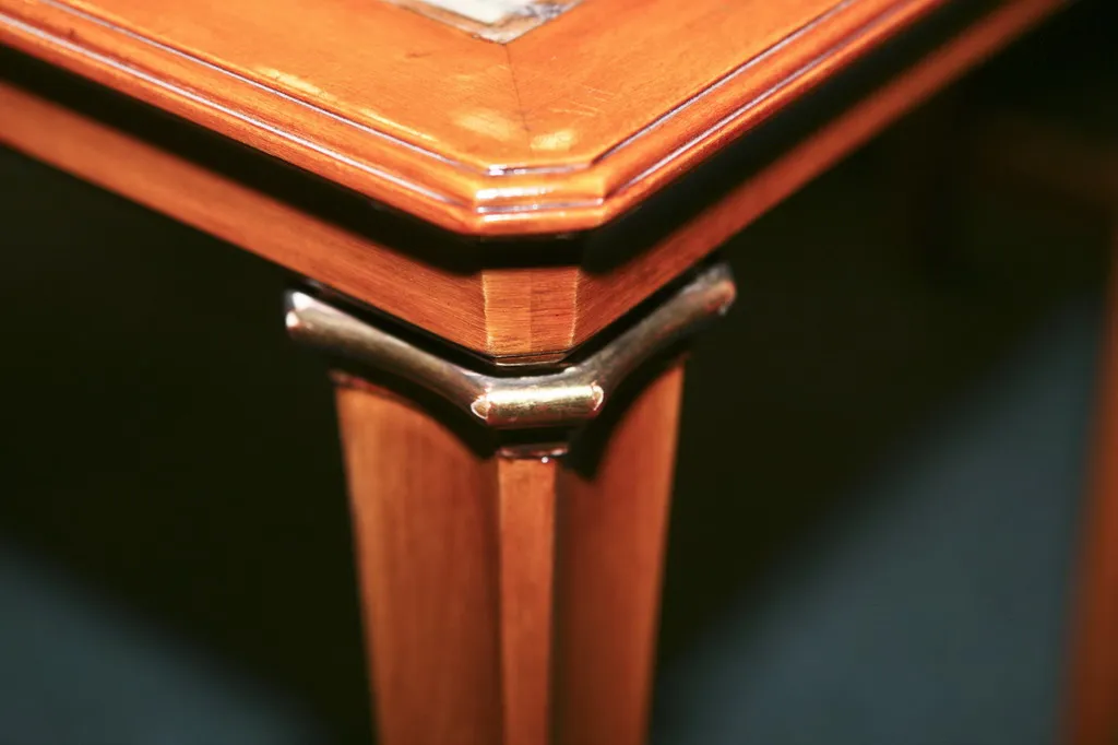 Mesa ratona antigua con detalles elaborados y patas decorativas