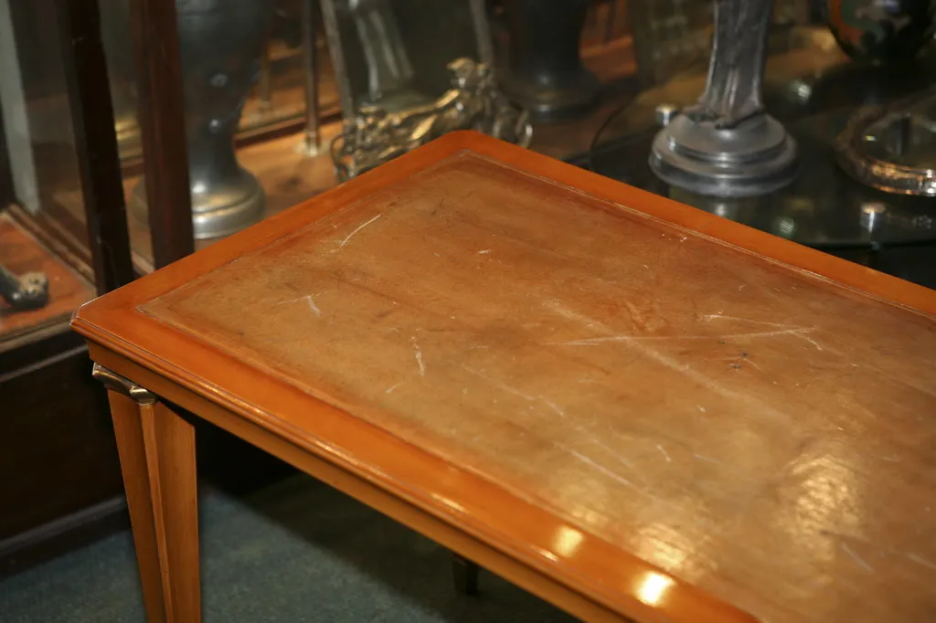 table basse antique avec surface légèrement usée, cadre décoratif