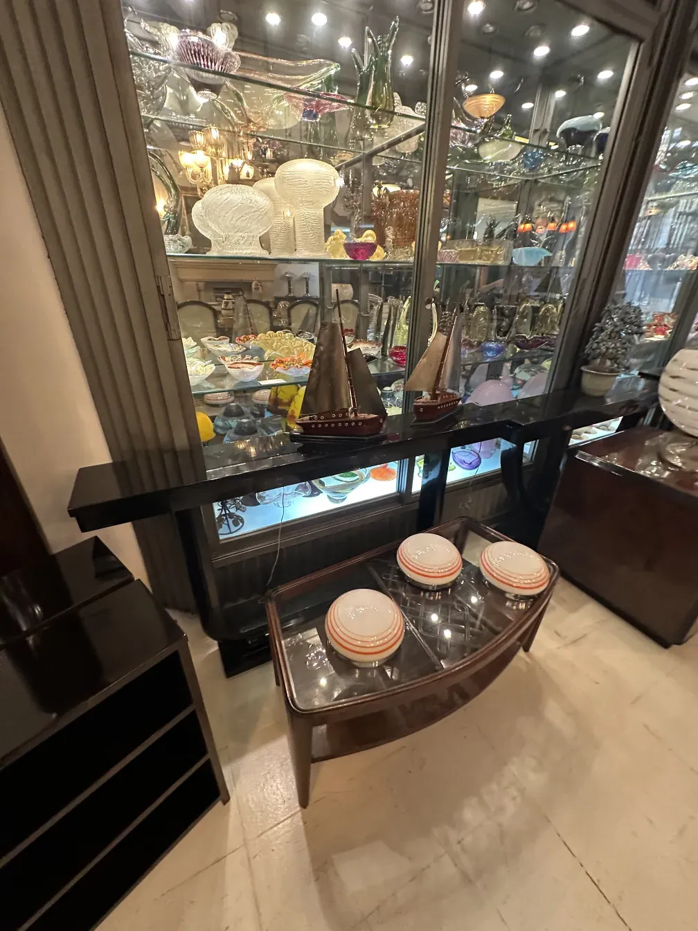 古董茶几展示着多样的装饰品