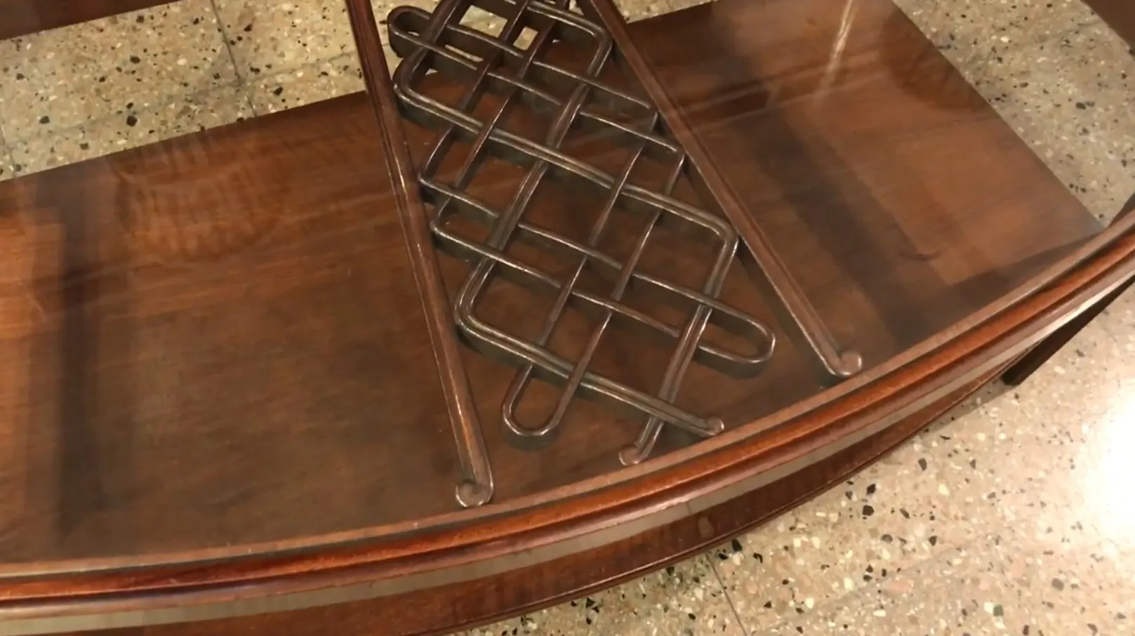 Tavolino da caffè antico con dettagli decorativi e design unico in un ambiente accogliente.