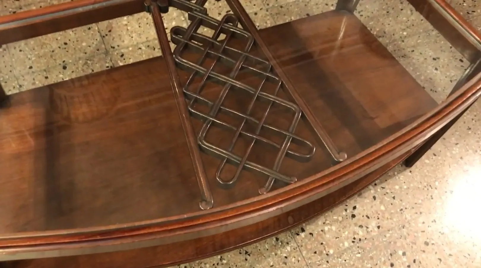table basse ancienne avec un design unique et élégant dans un cadre accueillant