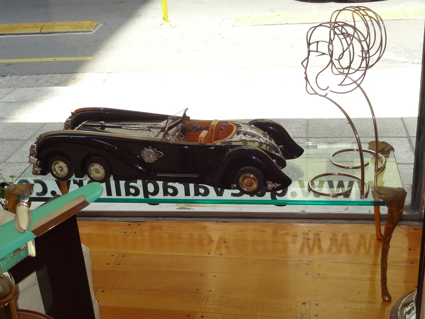 우아한 디자인과 장식적인 디테일을 가진 오래된 커피 테이블