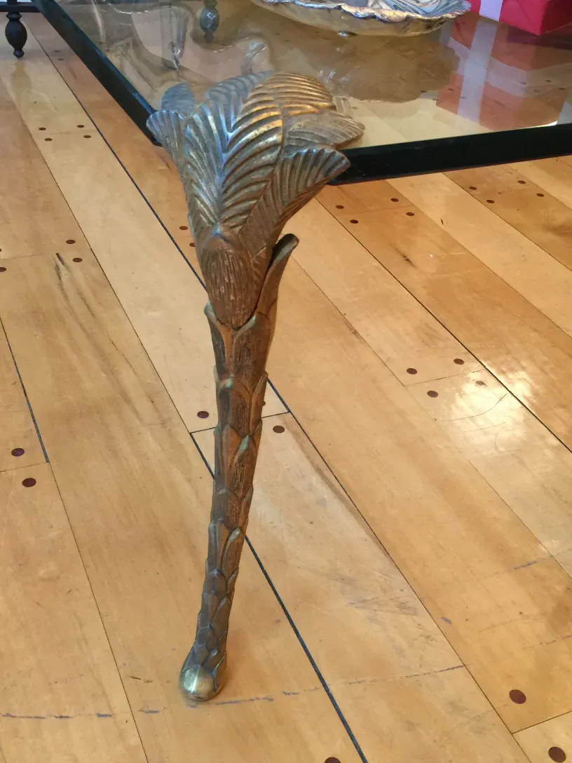 Table basse antique avec base décorative de feuilles, intérieur accueillant