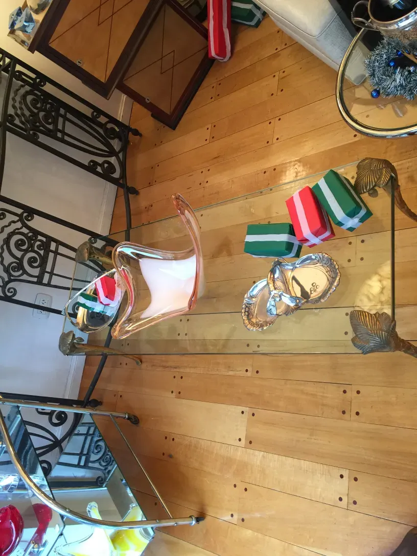 アンティークコーヒーテーブル maison charles, カラフルなアイテムで飾られています