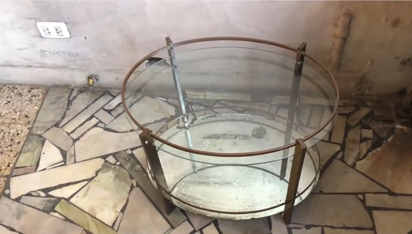 Meuble à cocktail ancien avec structure en verre dans un cadre rustique