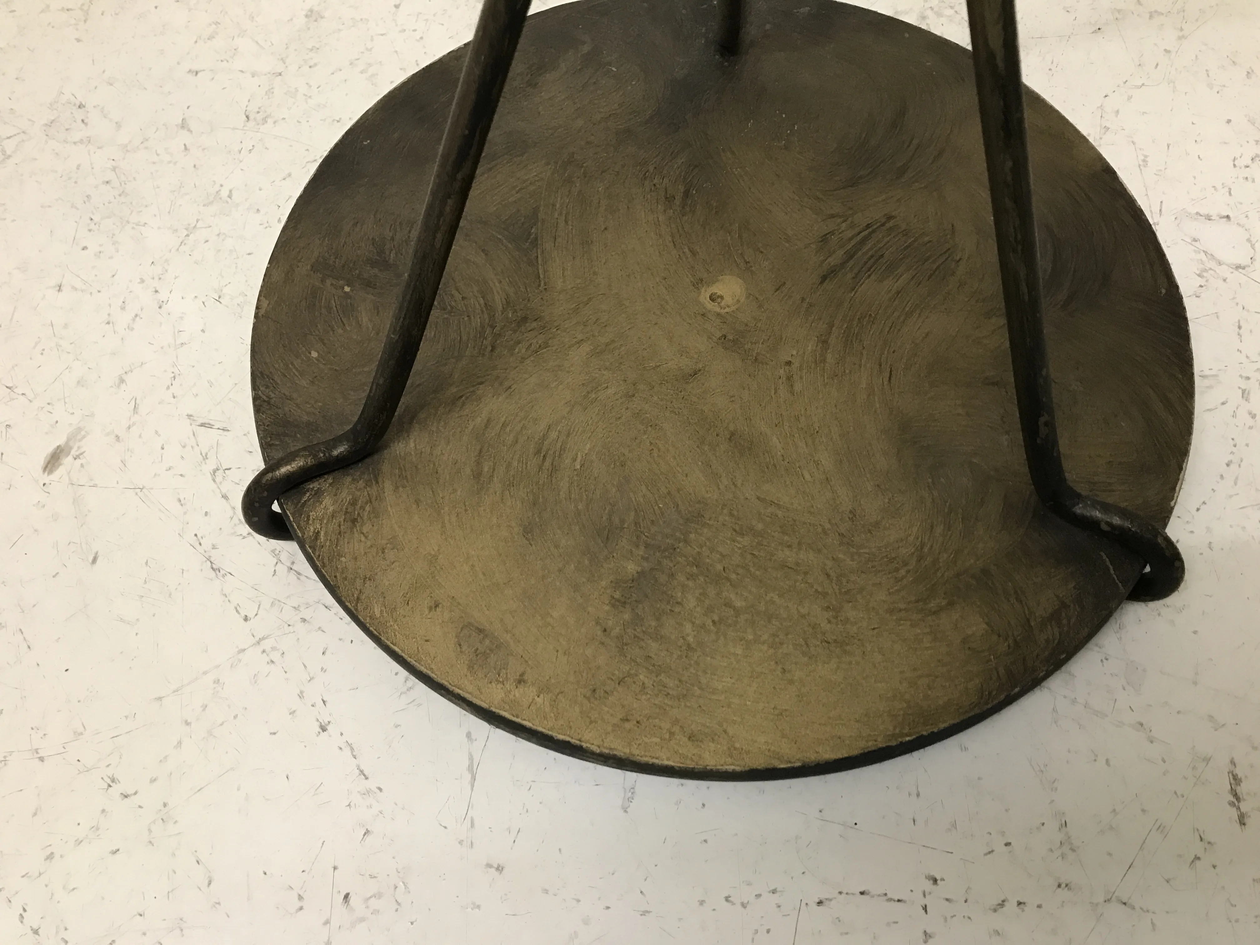 Tavolino antico rotondo con superficie liscia e gambe semplici.