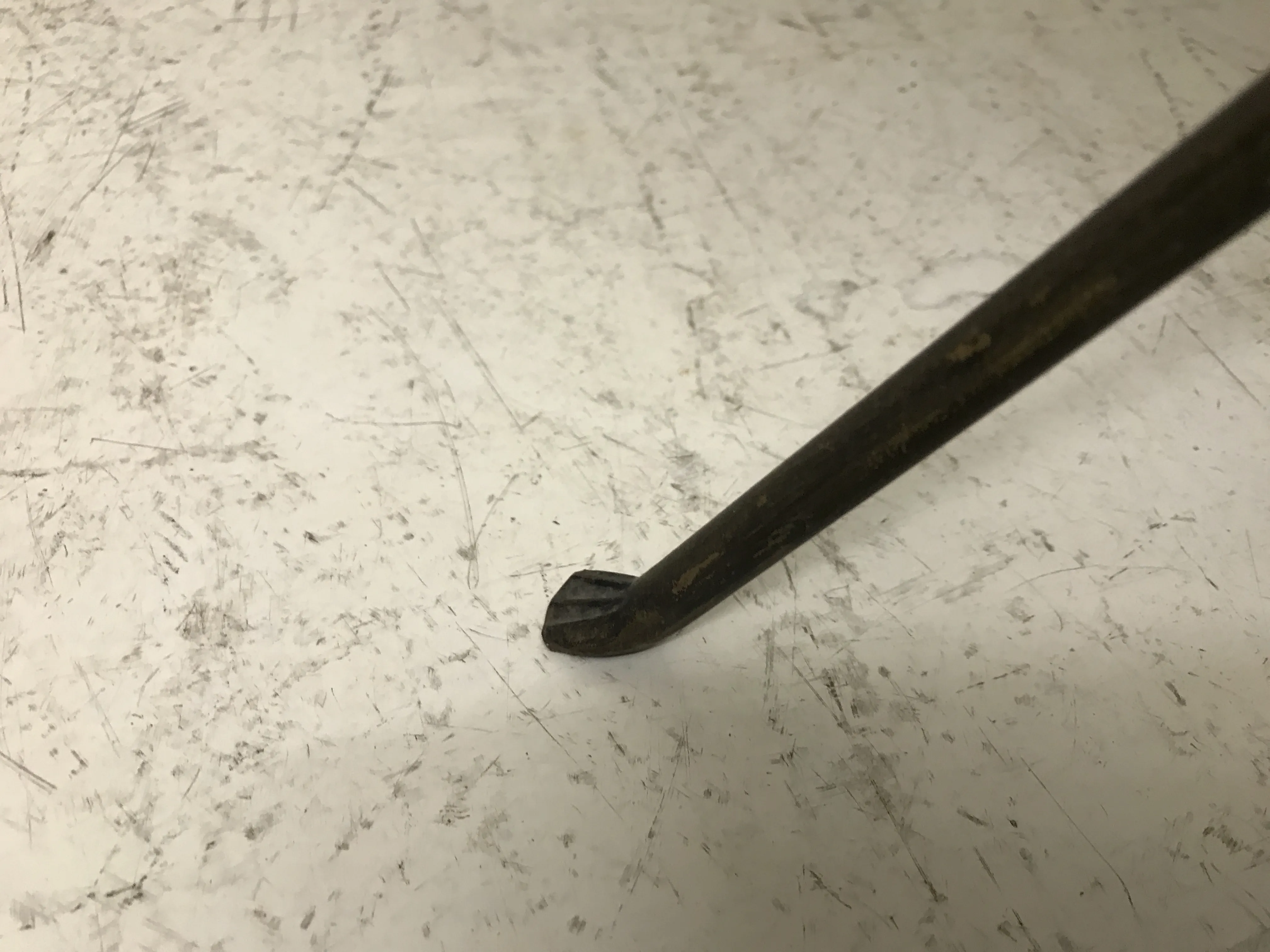 独特なデザインの古い小さなテーブルの詳細