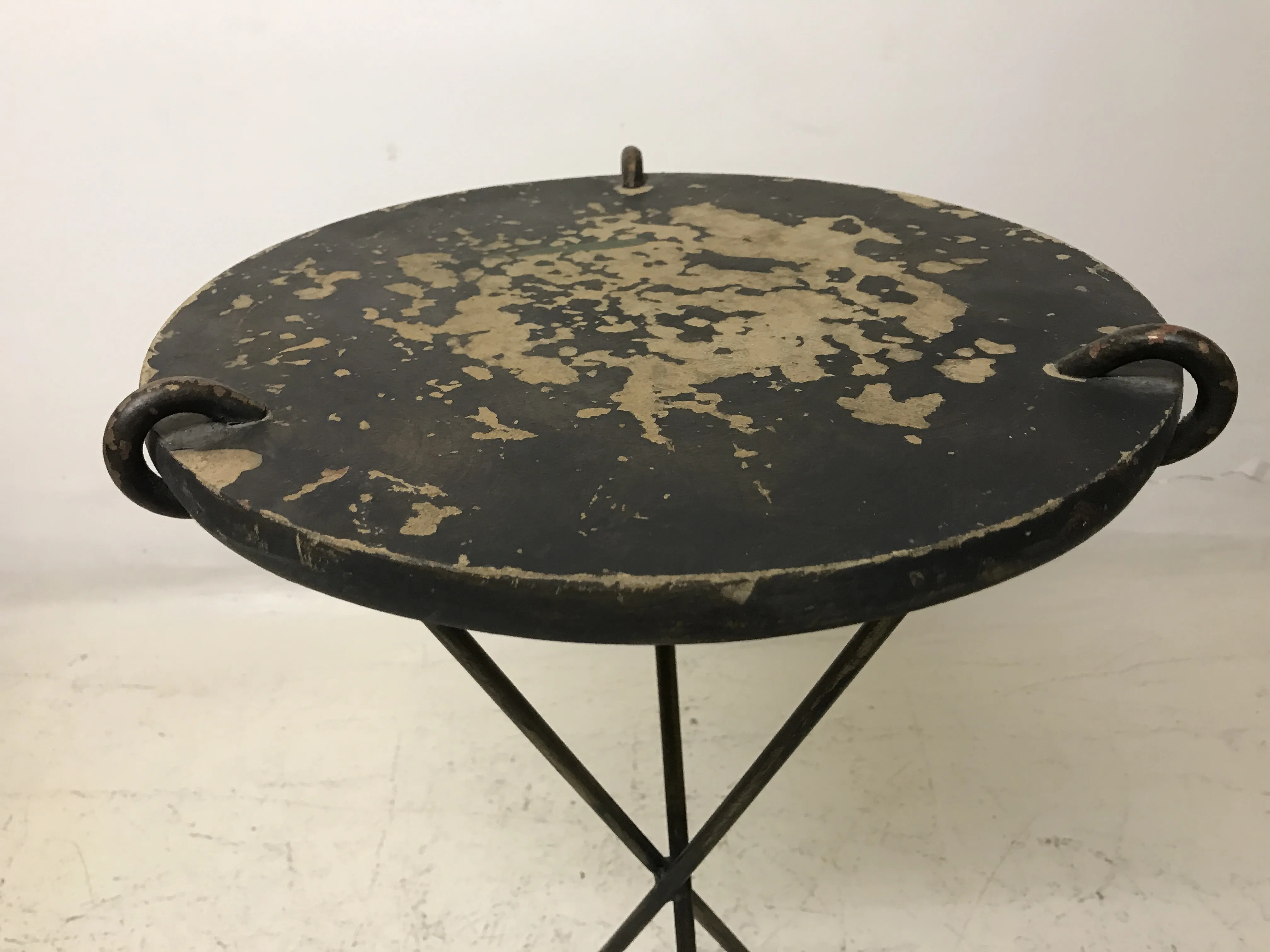 antico tavolino rotondo con superficie decorativa usurata