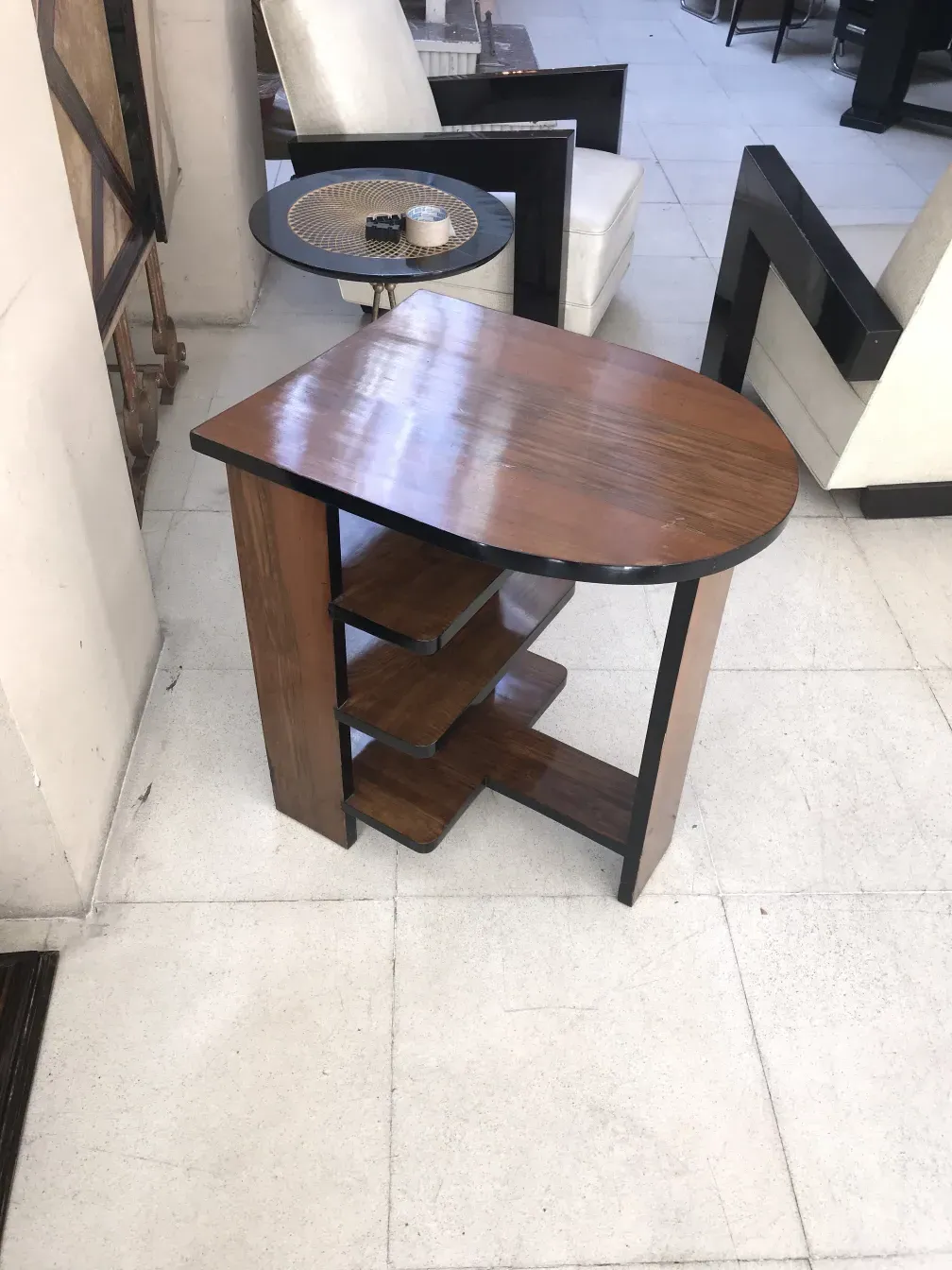 古董艺术装饰桌子在现代环境中