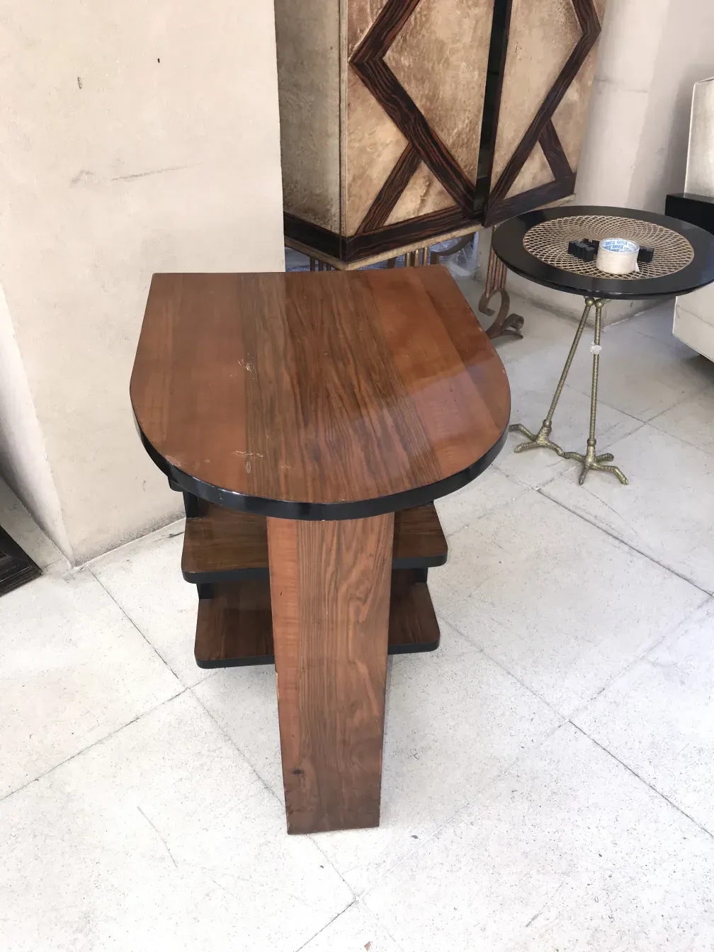 meja antik dengan desain art deco dalam suasana elegan