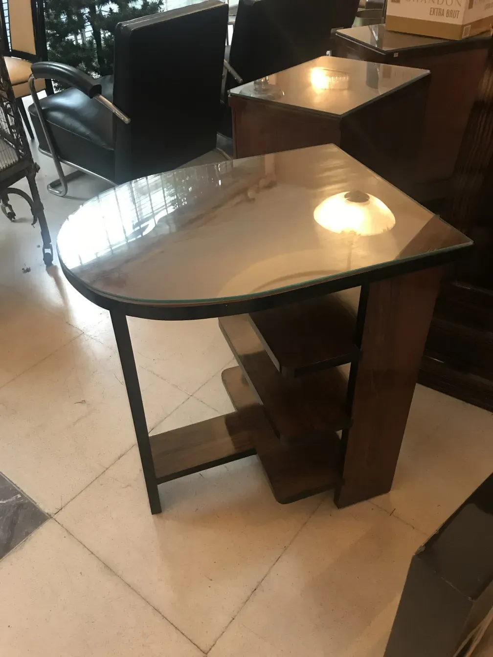 Tavolo antico Art Deco con superficie in vetro chiaro.