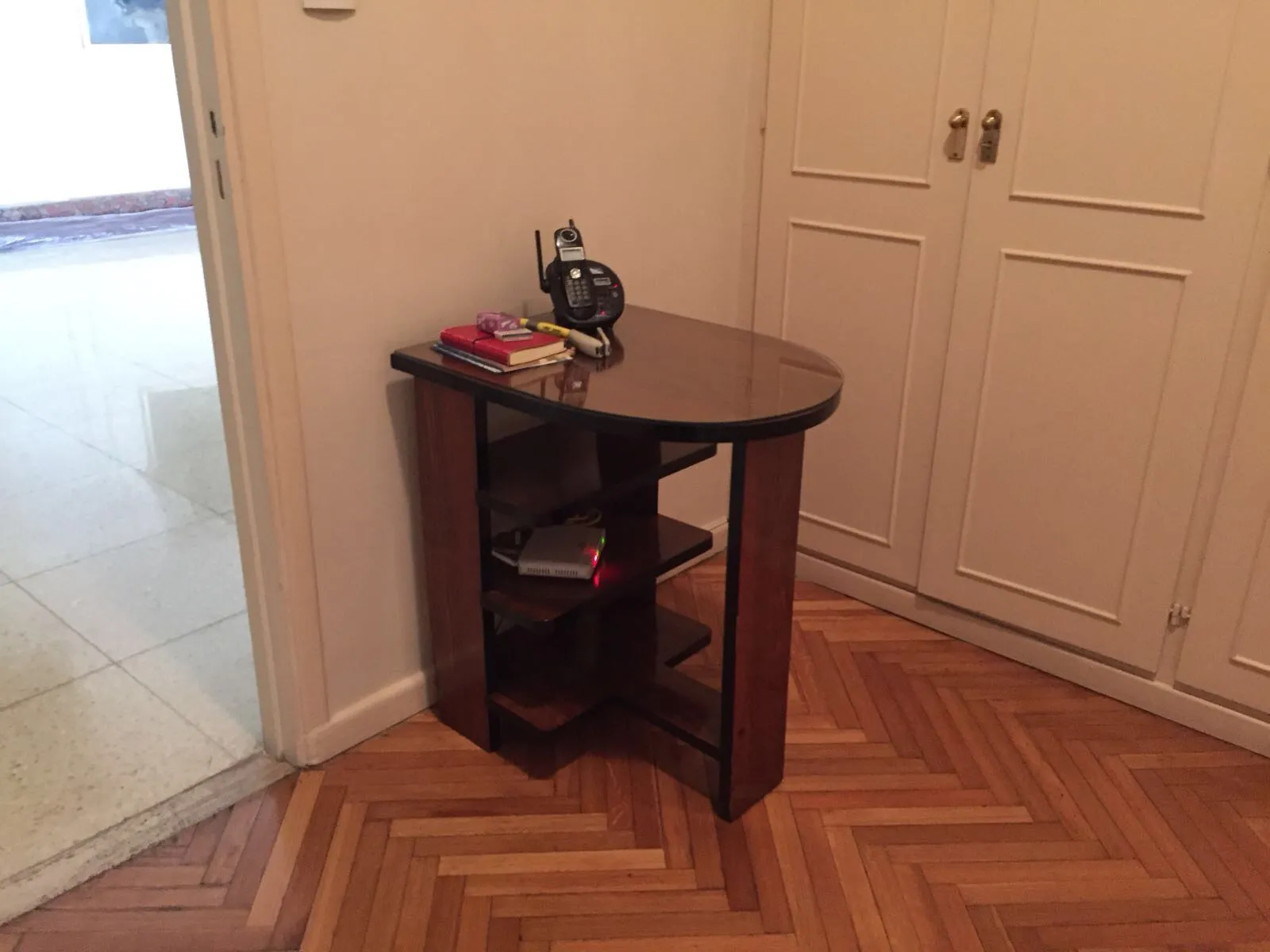 mesa antigua art deco en un entorno moderno