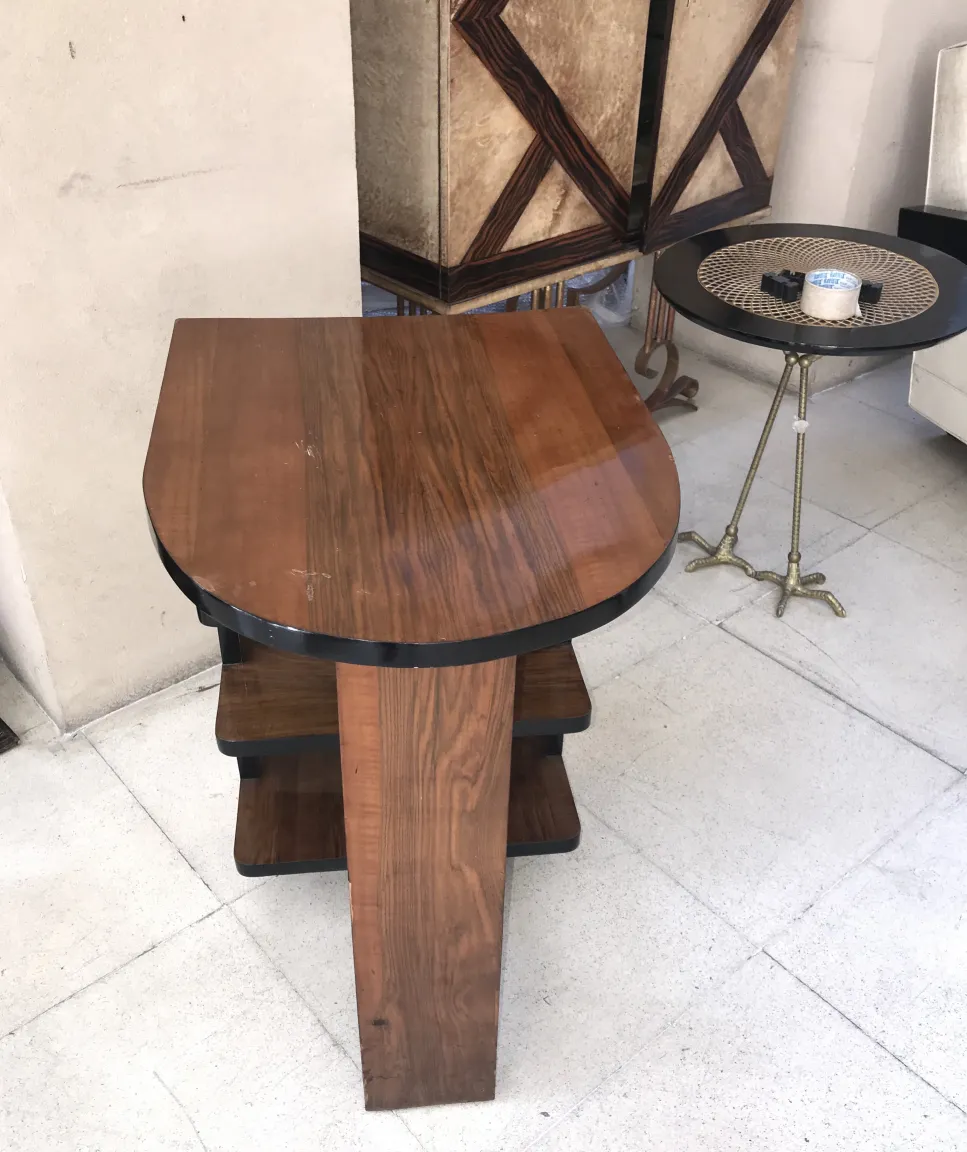 Tavolo antico con design moderno nell'ambientazione