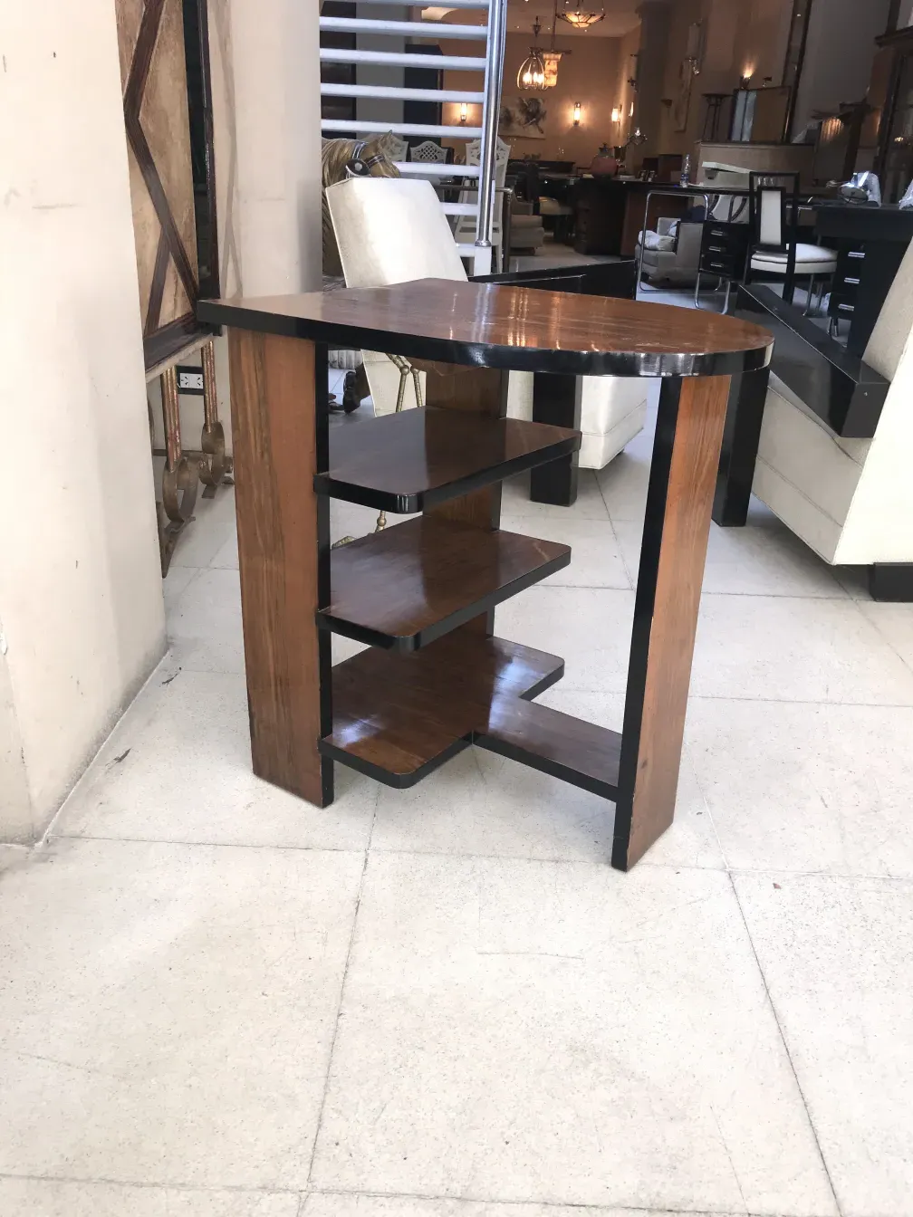 mesa antigua art deco con forma elegante y detalles