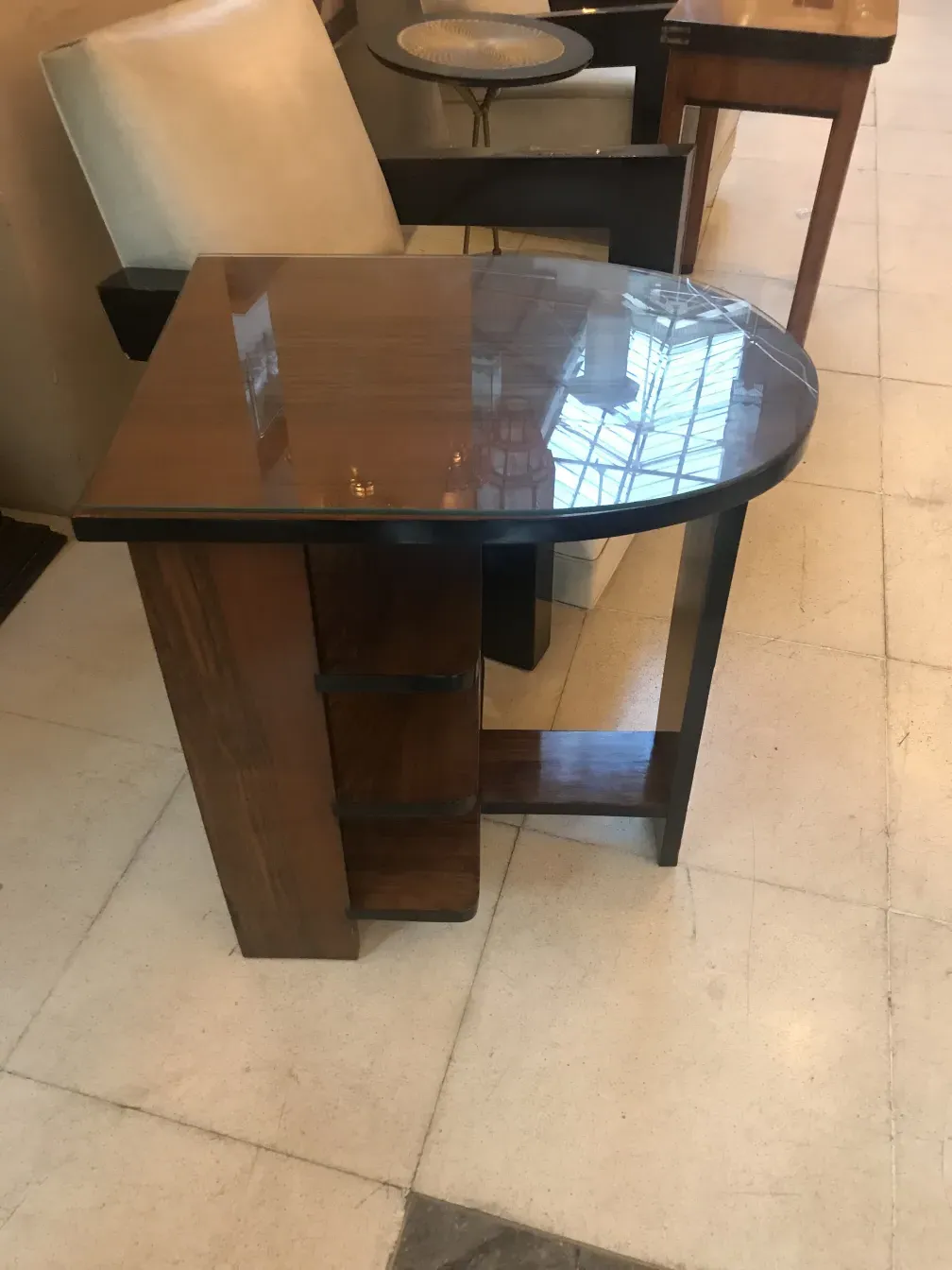 Mesa antiga estilo Art Deco com formato moderno e elegante, em um ambiente contemporâneo.