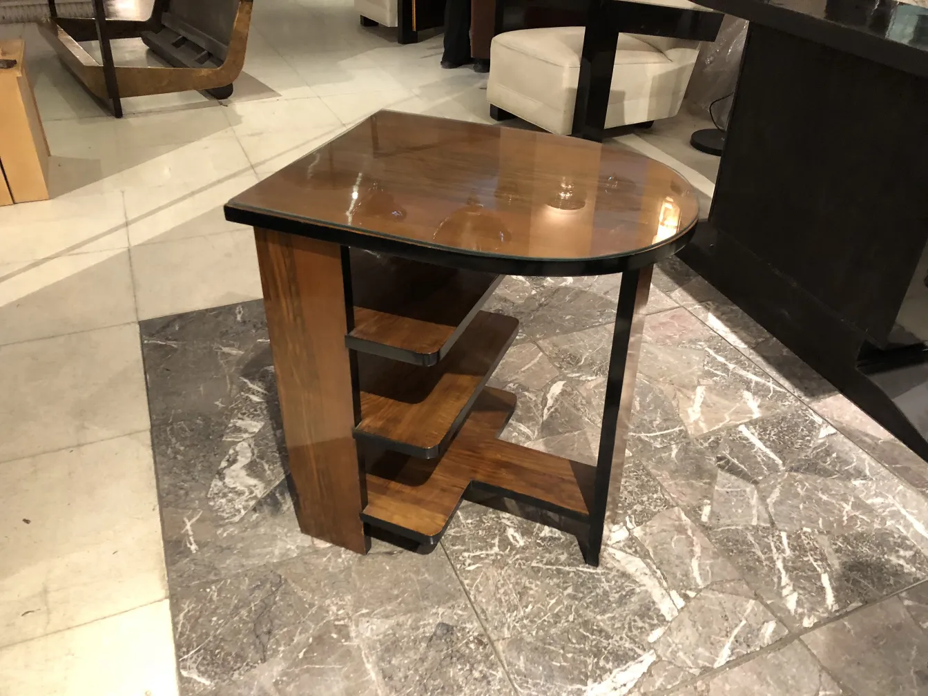 Mesa antiga estilo Art Deco com prateleiras. Ambiente elegante.