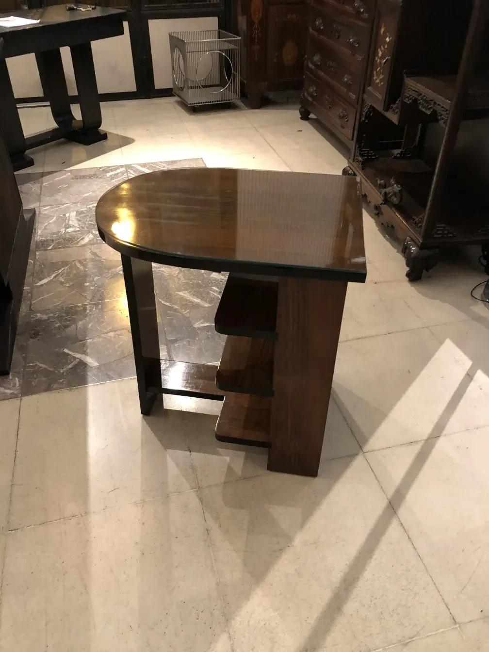 Mesa antiga em estilo Art Deco, design elegante, atmosfera clássica.