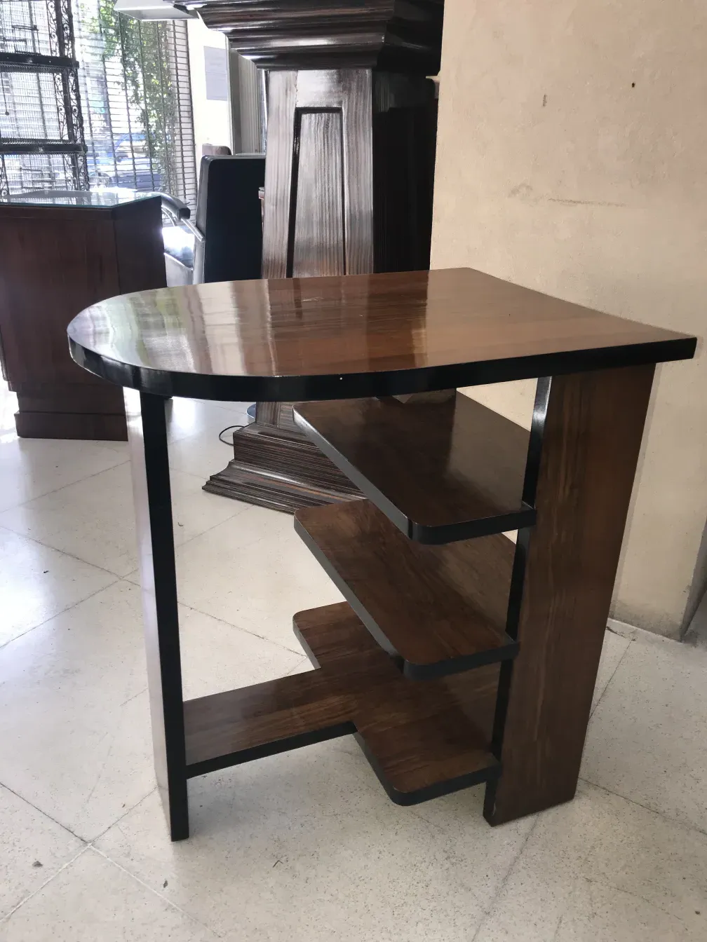 mesa antiquada decorativa com design contemporâneo