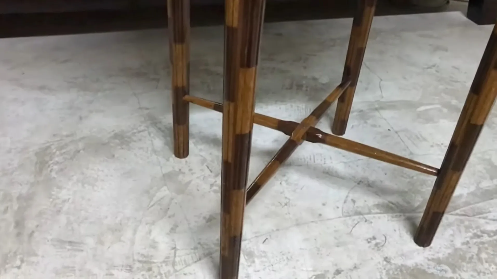 ancienne petite table avec des jambes stylisées dans un cadre clair