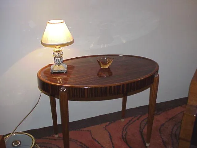 petite table ancienne ovale avec lampe et décoration