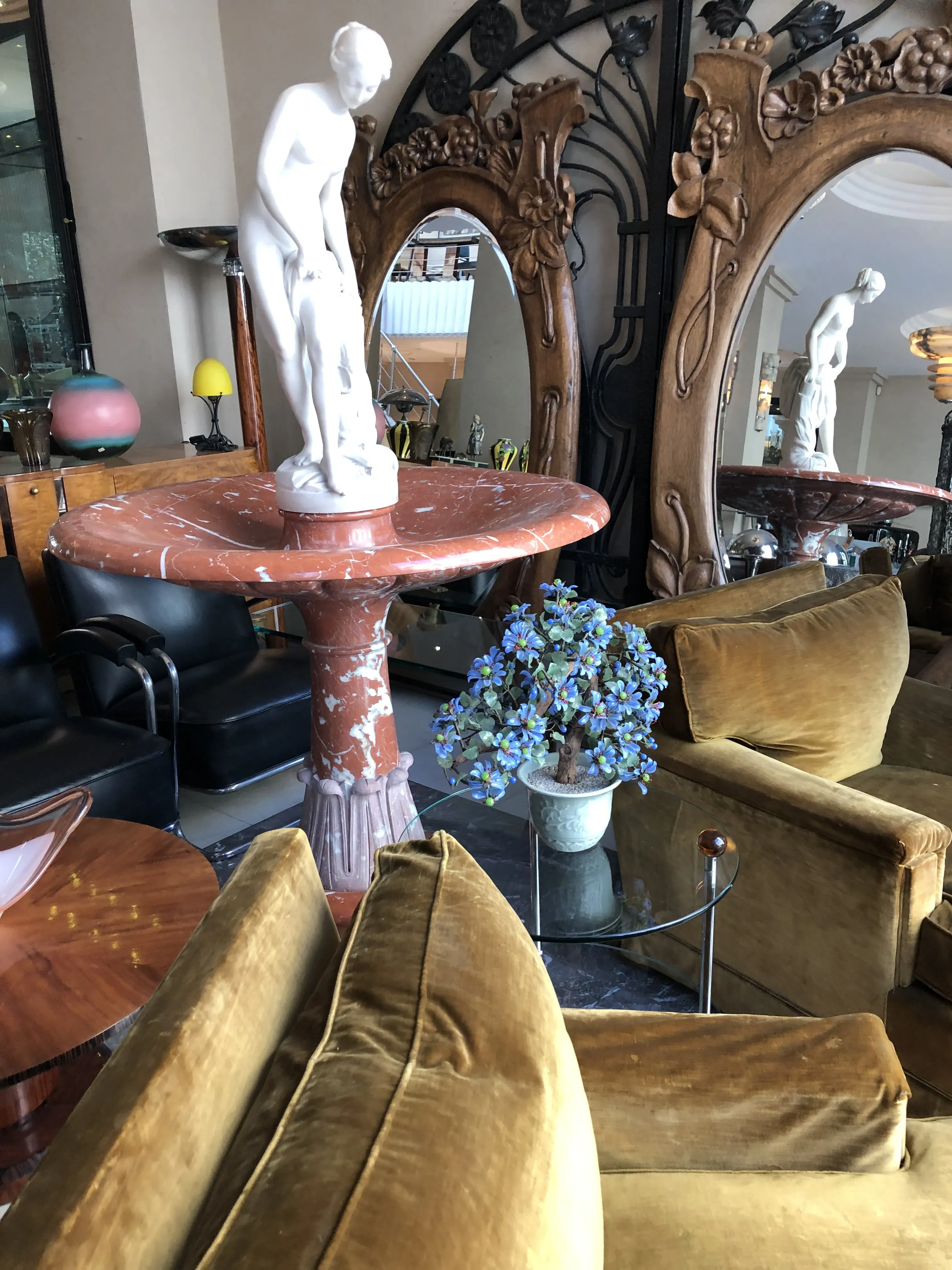 mesinha antiga com estatua, decoração elegante em ambiente aconchegante