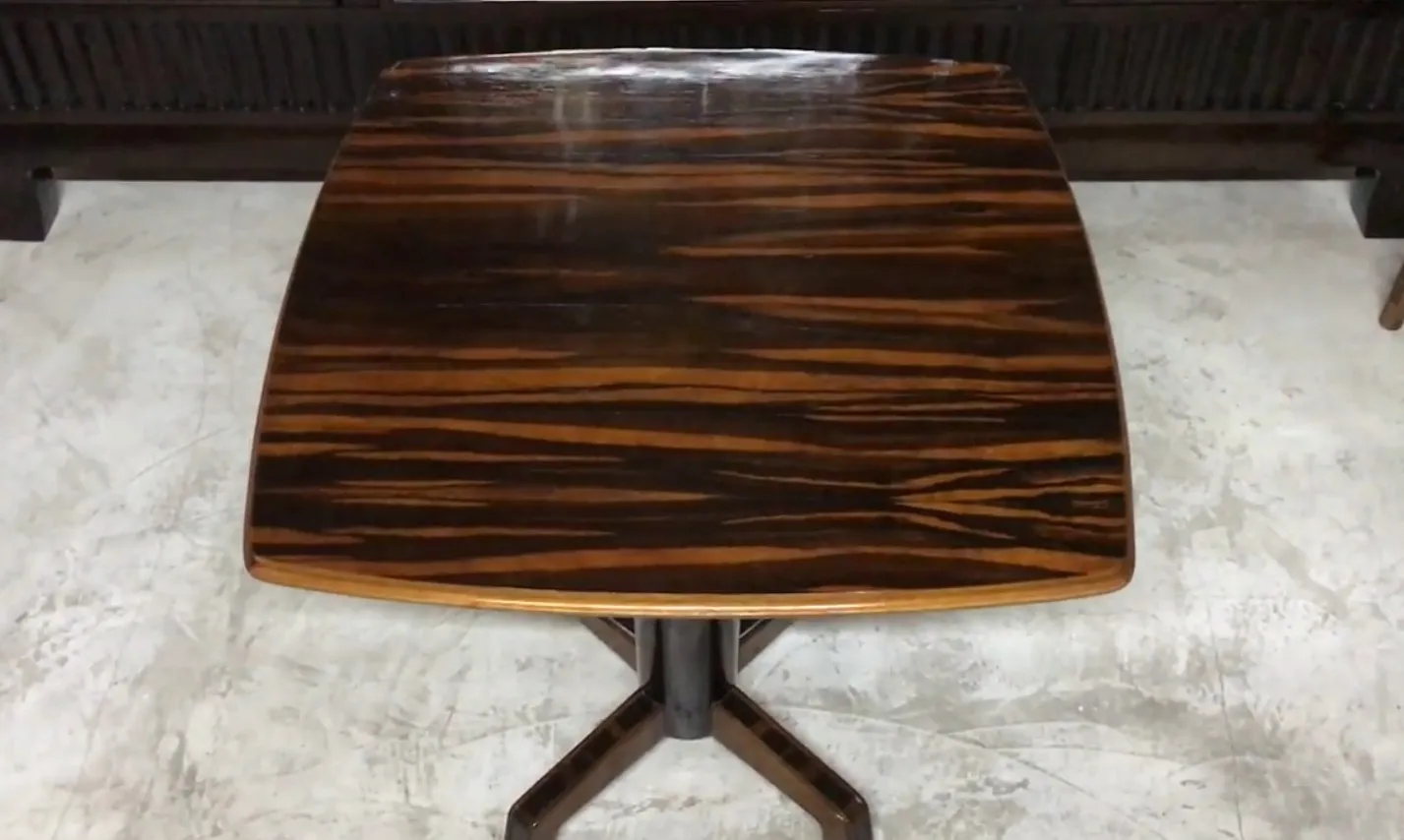 Mesa antiga em estilo Art Deco com design elegante