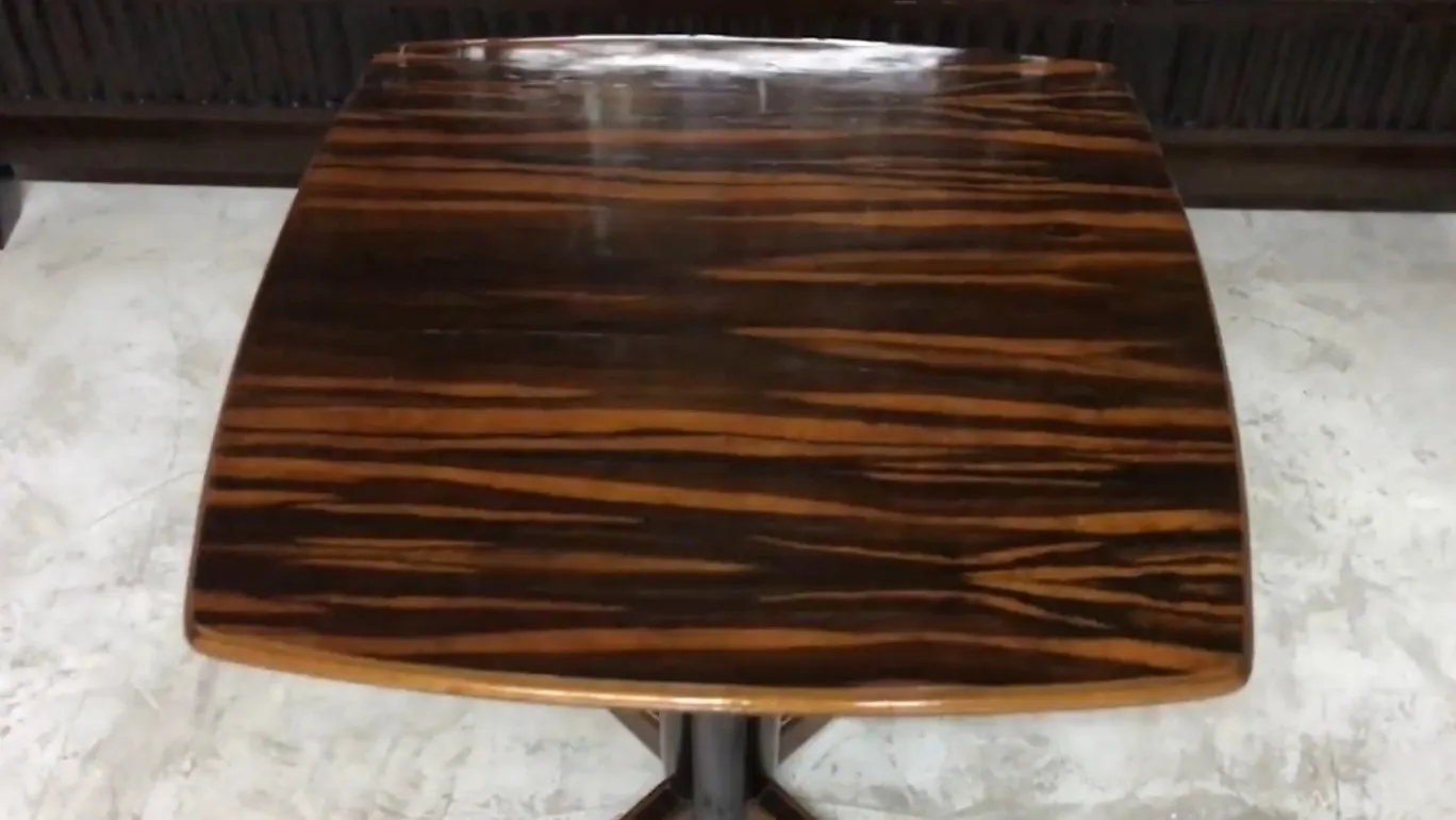 Antiker Art-Déco-Tisch mit eleganten Mustern, klassischer Umgebung.