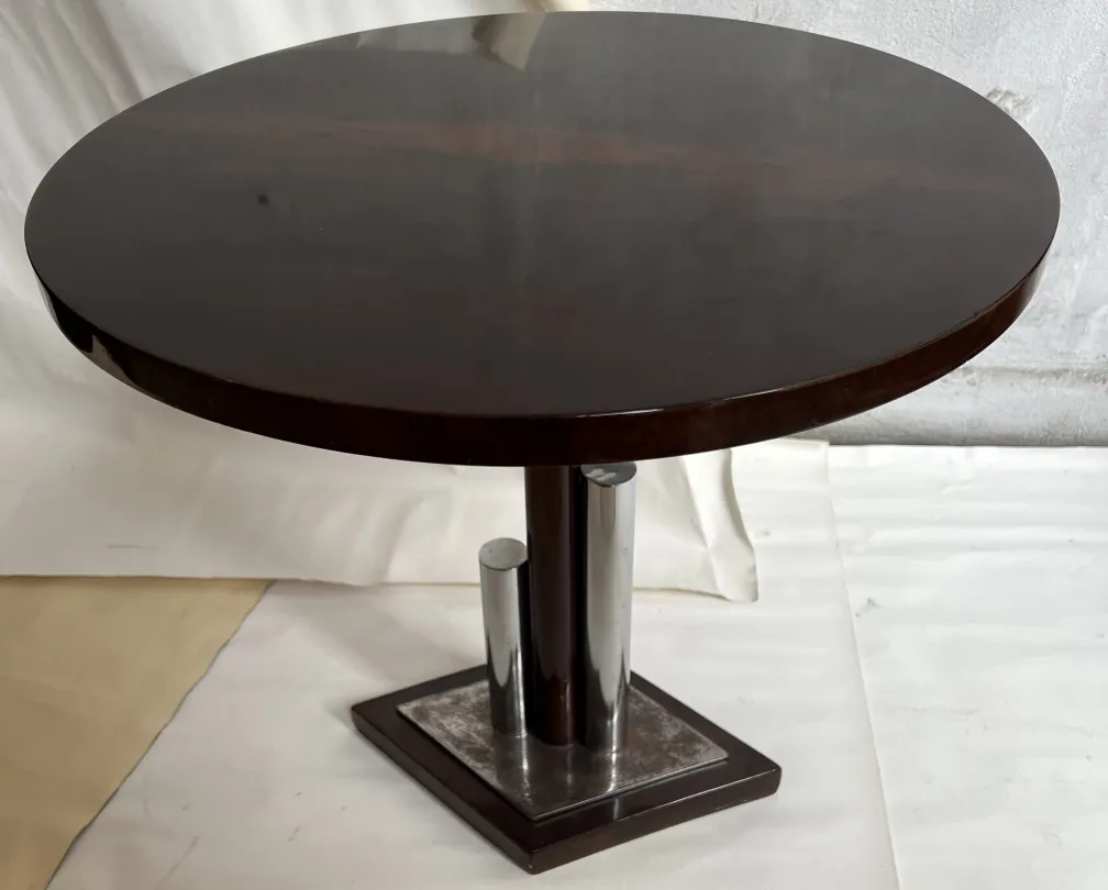 tableau rond ancien dans un cadre élégant