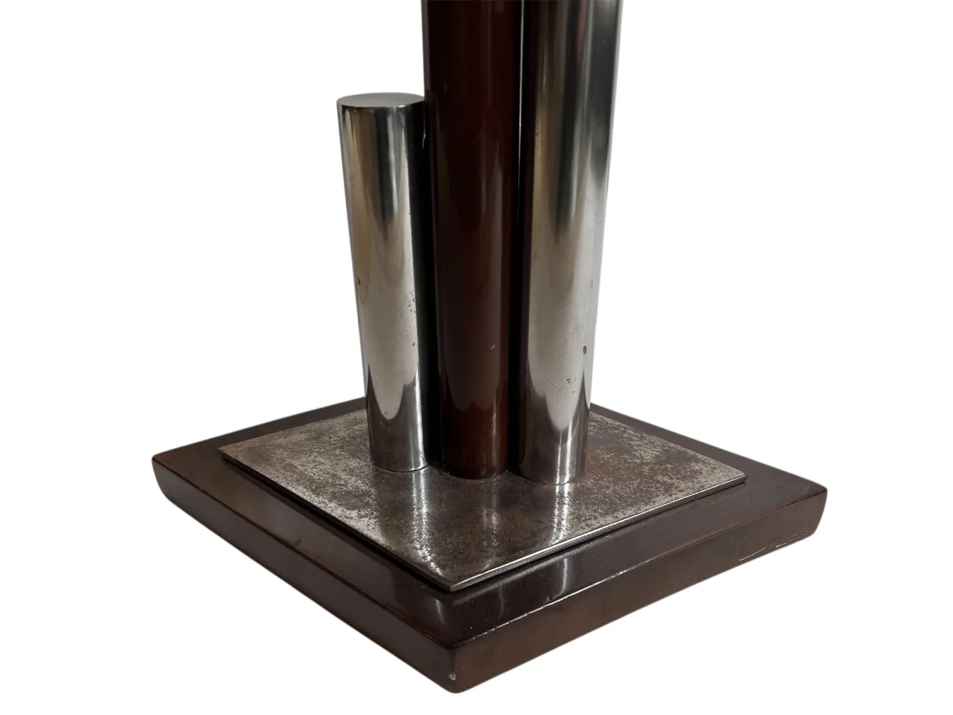 Tableau ancien Art Deco avec une base moderne et un design élégant, dans un environnement minimaliste.