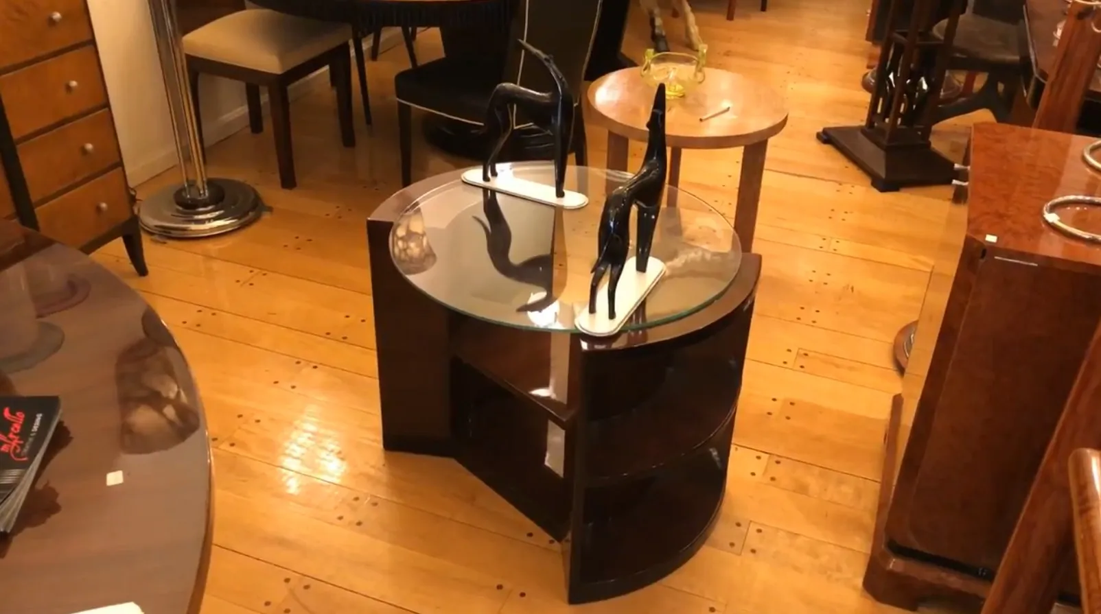 mesa antigua con decoración artística y dos figuras